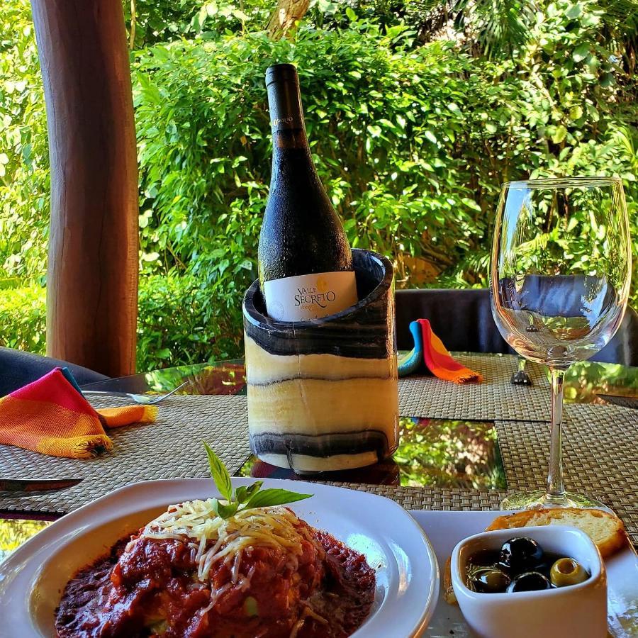 The Inn Manzanillo Bay 特隆戈内斯 外观 照片