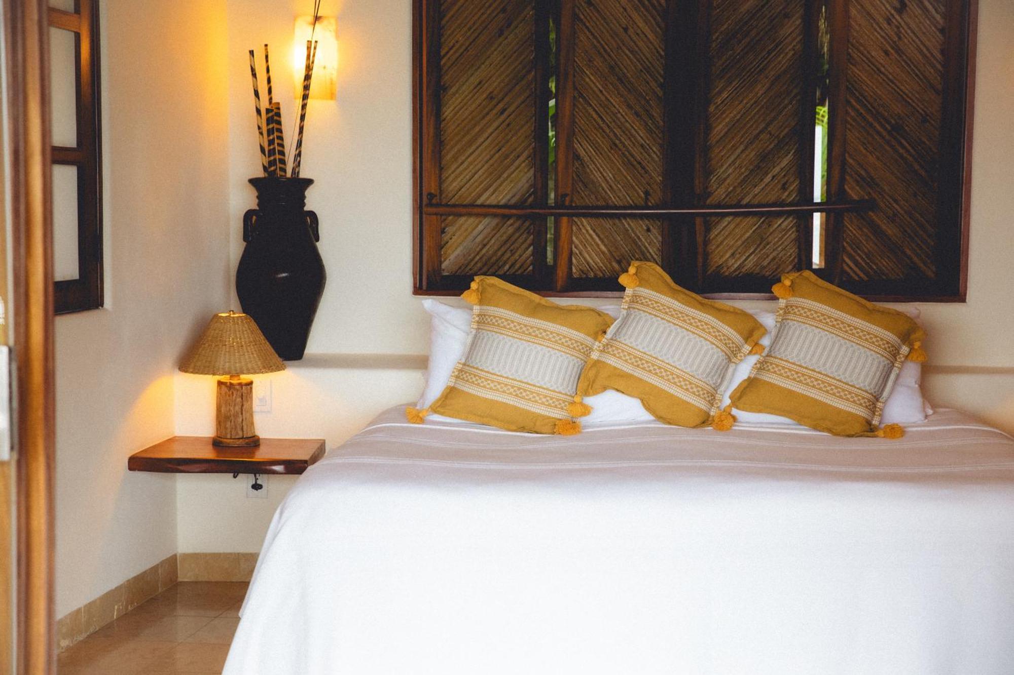 The Inn Manzanillo Bay 特隆戈内斯 外观 照片