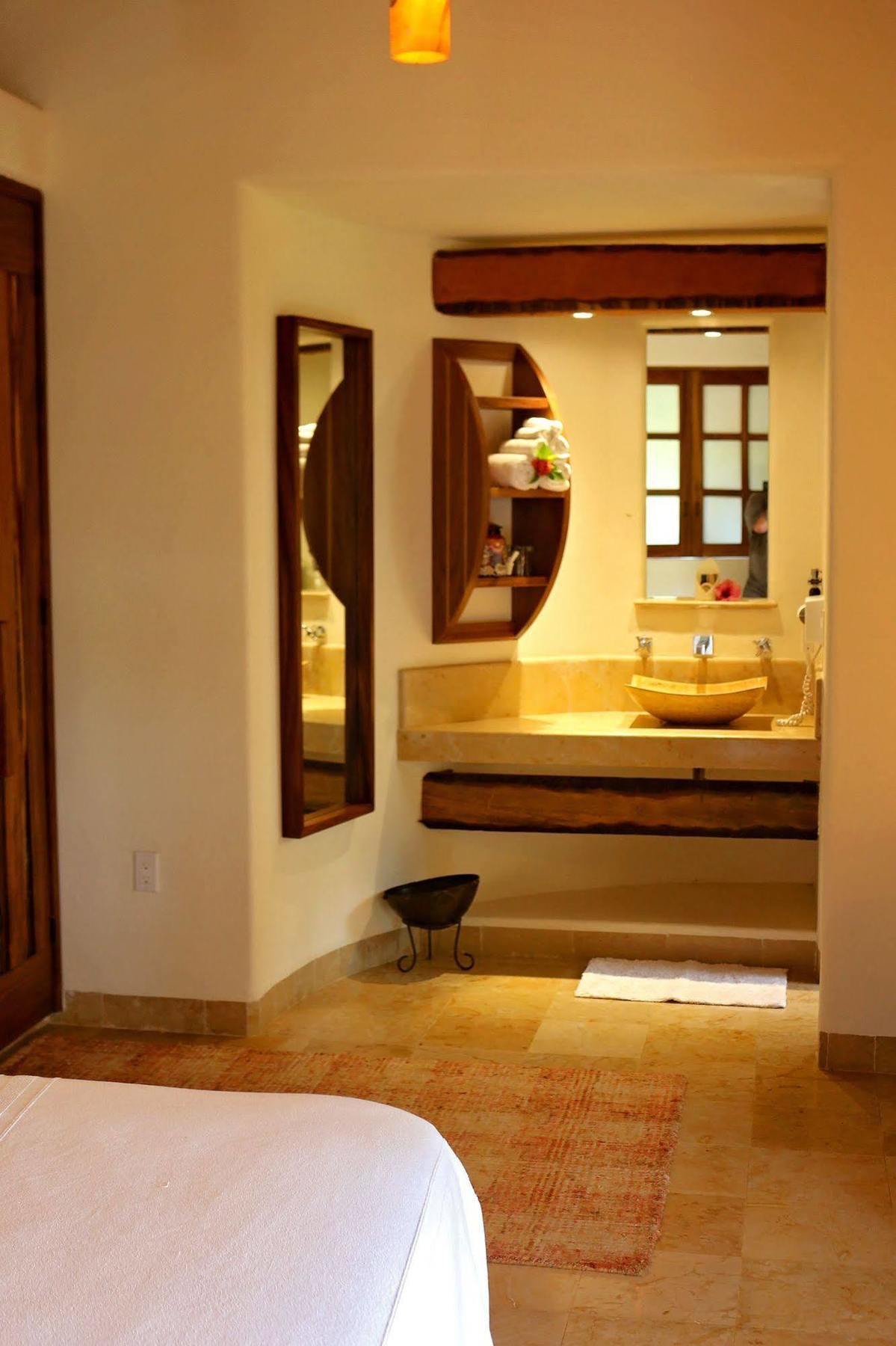 The Inn Manzanillo Bay 特隆戈内斯 外观 照片